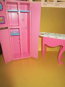 BZ-74) VINTAGE KLEIDERSCHRANK MIT SPIEGEL+TISCH BARBIE PETRA UA 29cm MODEPUPPEN - Bild 1 von 6