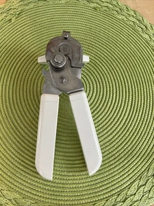 Pampered Chef Smooth Edge Safety Manual Can Opener White ~ RETIRED STYLE - Picture 1 of 3