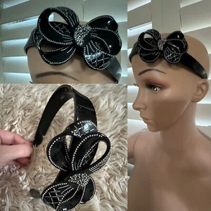 πππ Racer As Rare New Headband Fascinator Hair Pin Clip Tie Black White - Picture 1 of 16