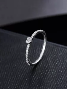 Anillo delicado de plata de ley 925 enchapado en oro blanco de 14k con diamantes simulados - Imagen 1 de 9