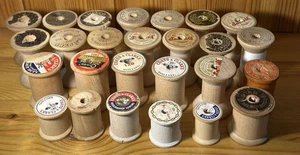 Vintage Posten 26 leere Nähgarnspulen aus Holz - 1” - 2” verschiedene Marken - Bild 1 von 9
