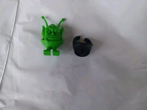 VINTAGE RARE GUMBALL/VEND  2 PC LIGHT GREEN RAT FINK RING WITH BLACK BASE NOS - Picture 1 of 2