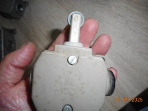 DDR Kontaktsystem Robotron Typ GWU1 R Endschalter 500 V -6A -Kunststoffgehä - Picture 1 of 4