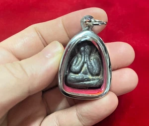Raro Phra Pidta LP Kaew Amuleto Tailandés Colgante Antiguo Medicina Arcilla Talismán Dije - Imagen 1 de 8