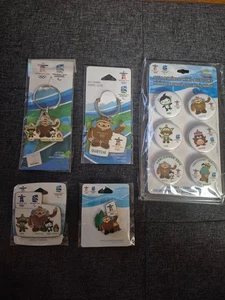 VANCOUVER 2010 OLYMPIC LOT 2 KEY CHAINS 1 PACK MINI BUTTONS 2 PINS SEE PHOTOS - Foto 1 di 5