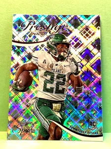 Tarjeta de novato Tyjae Spears 2023 prestige xtra points refractor arco iris - Imagen 1 de 1