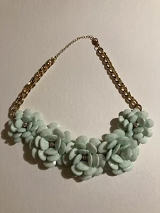 Pastel Green Flowers With Rhinstone Center Gold Chain Necklace Statement Piece - Bild 1 von 6