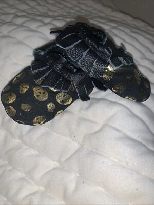 Bebé Niño Niña Negro Dorado Calaveras Cuero Mocasines Zapatos Suaves 0-6 Meses Foto 1 de 4