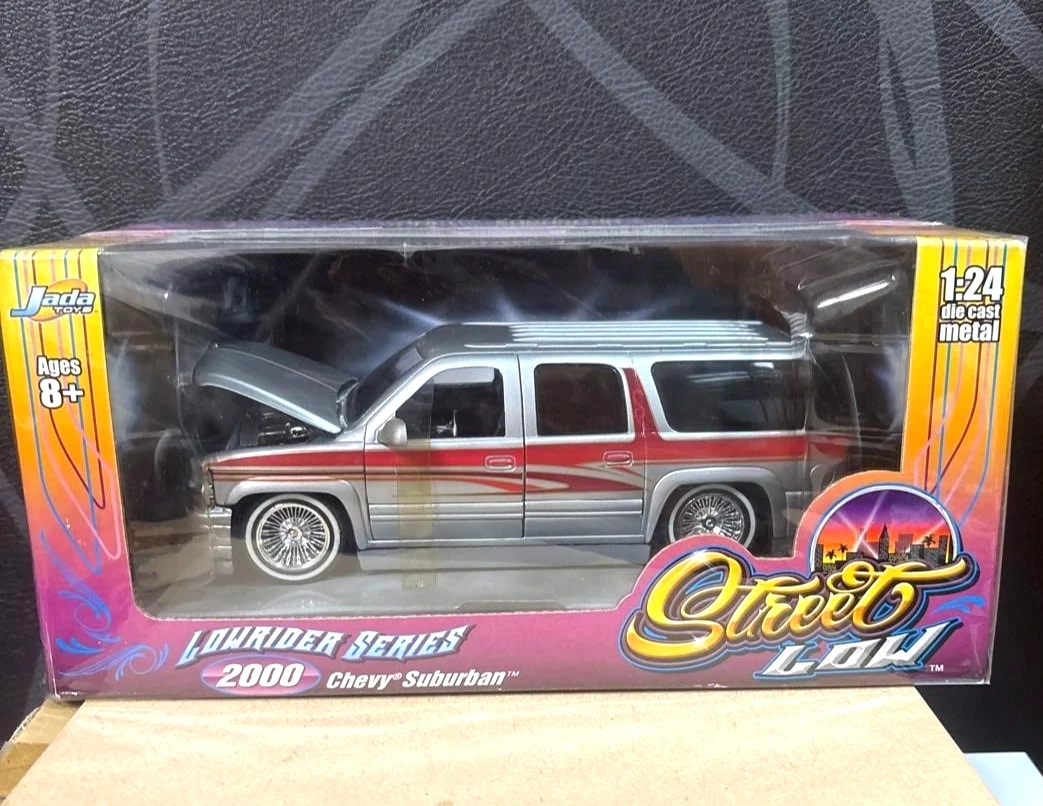 Chevrolet Suburban 1:24 Contemporary Manufacture Diecast Cars