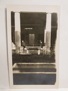 FOTOGRAFIA VINTAGE TROVATA IN BIANCO E NERO VECCHIA FOTO ANNI 30 POMPEI ITALIA UOMINI COLONNA COLONNA FOTO - Foto 1 di 4