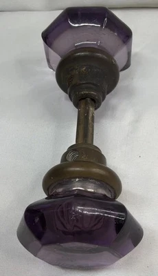 Dos perillas de puerta redondas vintage de cristal violeta púrpura claro con asas de latón Foto 1 de 4