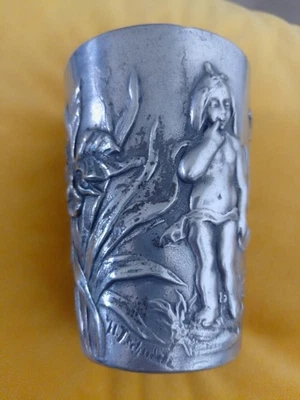 Ancienne et rare timbale en étain signee. - Photo 1/4