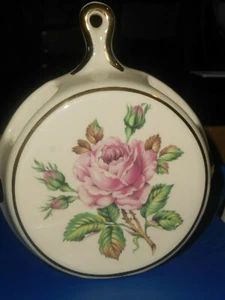 BOLSILLO DE PARED PORCELANA COLOR CREMA DISEÑO ROSA CON MANGO Y BORDES DE ORO 22KT - Imagen 1 de 11