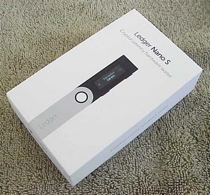 LEDGER NANO S CRYTOCURRENCY BLUETOOTH HARDWARE WALLET USED-RESET - Picture 1 of 2