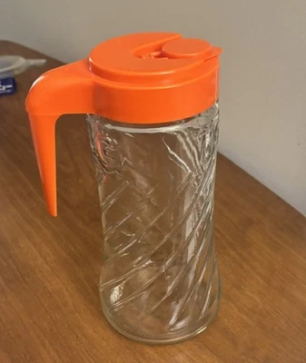 Jarra de espiga de vidrio vintage de 1 cuarto con tapa y mango de plástico naranja Foto 1 de 4