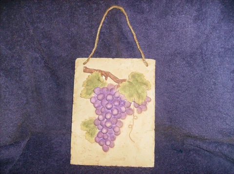 NEW 3D PURPLE CERAMIC GRAPES WALL PLAQUE STONE LOOK 8" H + ROPE HANGER NEW N BOX Cover