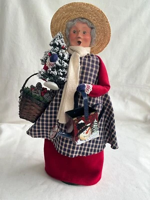 Byers Choice Jardinería Mrs Claus Muñeco de Nieve Regadera Cesta de Piñas y Árbol Foto 1 de 4