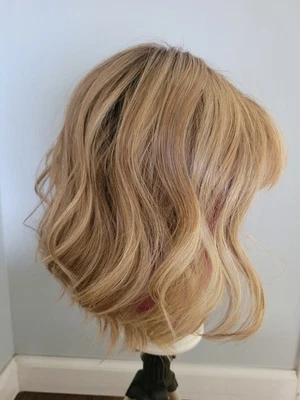 Raquel Welch Simmer WIg, Trigo Sombreado (RL14/22SS) Top Atado a Mano, Rubio Miel Foto 1 de 4