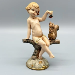 Vintage 5 Zoll T Fontanini Italien Kind Cherub füttert Eichhörnchen Figur Spinne Mark 713 - Bild 1 von 5