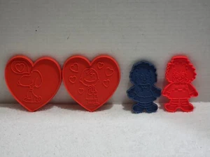 VINTAGE HALLMARK CHARLIE BROWN & SNOOPY COOKIE CUTTERS + BOBBS MERRILL ANN ANDY - Picture 1 of 8