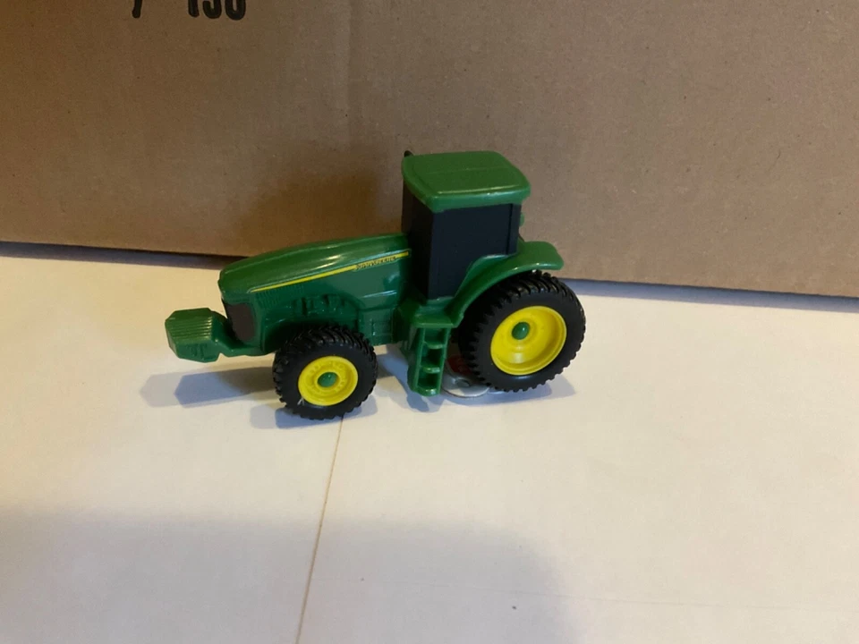Ertl 1/64 1:64 Collect N Play ERTL 3 inch John Deere modern tractor - Image 1 of 1