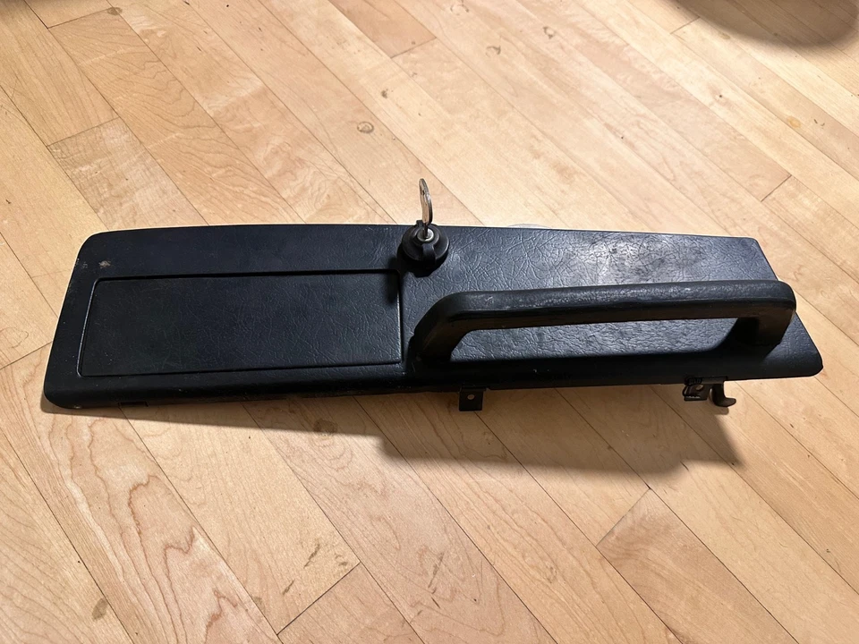 SAAB 95/96 1969-1974 negro con guantera de metal V4 tapa de tablero con mango de soporte con llave Foto 1 de 4