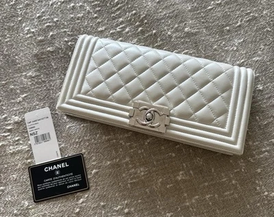 Auténtico bolso de mano Chanel Boy blanco perla con interior plateado satinado edición limitada Foto 1 de 4