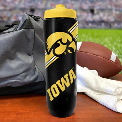 Botella de agua NCAA Iowa Hawkeyes Squeezy.  Libre de BPA tiene 32 onzas Big Ten Foto 1 de 4