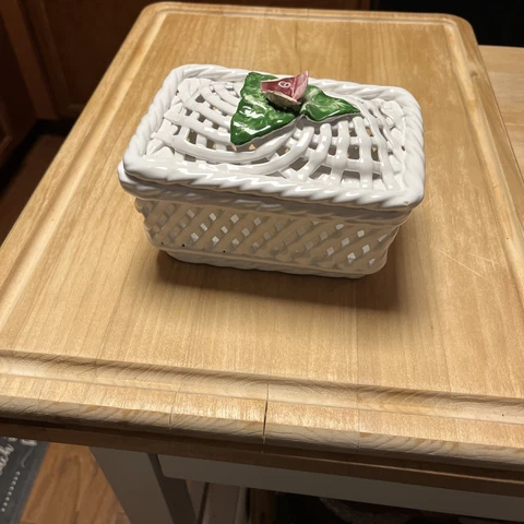 vintage ceramic wire basket with top/ made in Portugal/6.5” x4.5" Cover