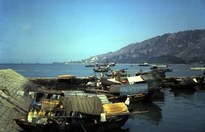 Kodachrome 1970 diapositiva, muchos barcos domésticos chinos antiguos, chatarra en Hong Kong - Imagen 1 de 1