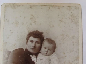 1890er FOTOKARTE JULIA OBERMILLER MIT TOCHTER HELEN (HARPER) MT PULASKI IL - Bild 1 von 4