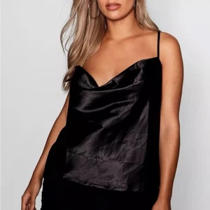 Camiseta sin mangas Boohoo cuello capucha satinado cami negra sin mangas camisola EE. UU. 16 XL NUEVA CON ETIQUETAS - Imagen 1 de 10