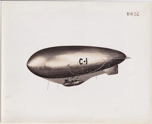 DIRIGIBLES * VINTAGE Iconic c. 1930s-1940s DIRIGIBLE * Rare US NAVY photo - Picture 1 of 2