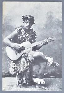Hawaiian Kane spielt Gitarre - Reproduktion Petroglyphenpresse - Bild 1 von 3