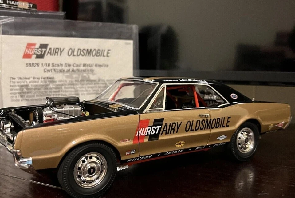 Highway 61/DCP Oldsmobile 1967 "Hurst Hairy Olds" 1:18 Diecast 50829. Bi-Fold Foto 1 de 4