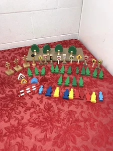 Konvolut 54 Holzspielzeug Eisenbahnschilder St. Straße Autobahnanlage Requisite Display Personen - Bild 1 von 4