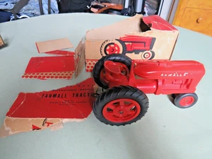 1950 ERA PRODUCT MINIATURE CO PLASTIC McCORMICK FARMALL TOY FARM TRACTOR & BOX - Bild 1 von 10