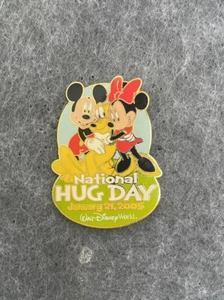 Prendedor Disney 2005 edición limitada 1500 Día Nacional del Abrazo Mickey, Minnie y Pluto - Imagen 1 de 2