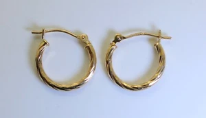 Hermosos pendientes de aro trenzado unisex de oro amarillo de 14 K con corte de diamantes - Imagen 1 de 4