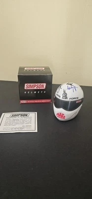 Minicasco Simpson autografiado por la familia John Force con Courtney, Ashley y Bretaña.  Foto 1 de 4
