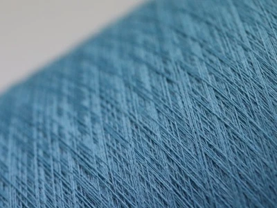 A28 (40€/kg) 1200g YORK REINE SCHURWOLLE MERINO EXTRAFEIN LAGUNE (60/2) Zwirn - Bild 1 von 2