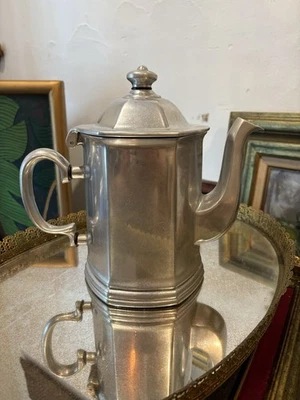 Cafetera hexagonal grande Wilton Armetale Holloware peltre Mulberry Hill 9,5" Foto 1 de 4