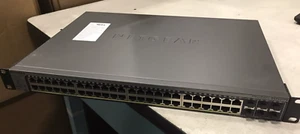 48-portowy gigabitowy inteligentny przełącznik Netgear ProSafe GS752TPS z uszami stelażowymi - Zdjęcie 1 z 8