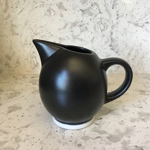 Pfaltzgraff Empire Hergestellt in Thailand Schwarz mit Weiß 4 1/4" 10 Unzen Milchkännchen - Bild 1 von 6