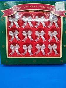 Extrem seltene weiße Mini Kunststoff Weihnachtsschleife Ornamente (12) Neu aus altem Lagerbestand - Bild 1 von 4