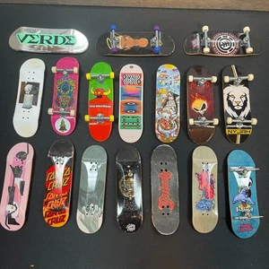 Tech Deck alcuni vintage lotto di 17 tastiere skateboard Sant Cruz cieche altro - Foto 1 di 9