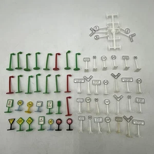 LIONEL O GAUGE ACCESSORIES STREET ROAD SIGNS + MORE SIGNS -  LOT OF 61 PIECES - Picture 1 of 9
