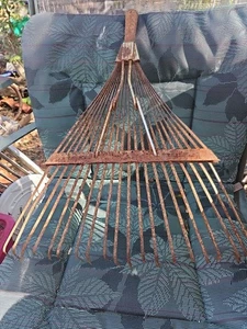 Cabezal rastrillo de metal de dientes vintage / herramienta de jardín - rústico primitivo, granja - Imagen 1 de 4