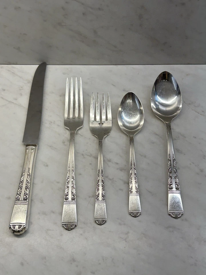 Juego completo de cubiertos Oneida Royal York Tudor Silver Plate 52 piezas Foto 1 de 4