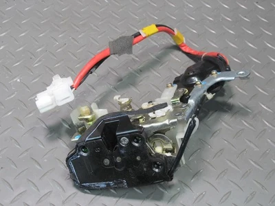 Atuador de trava de porta traseira esquerda 98-00 LEXUS UCF20L LS400 FABRICANTE DE EQUIPAMENTO ORIGINAL - Imagem 1 de 4